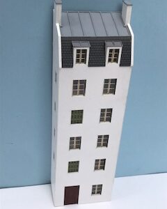 Immeuble pré-haussmannien à deux travées de fénêtres