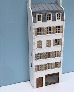 Immeuble pré-haussmannien à trois travées de fenêtres